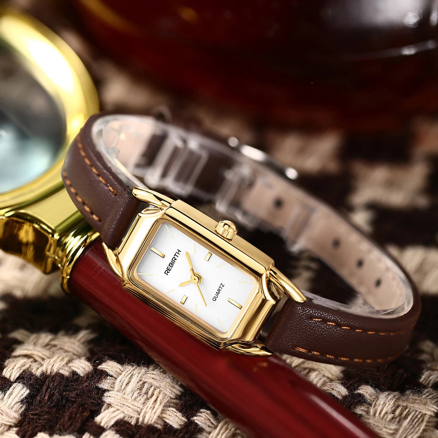 Women's Leather Belt Retro Casual Quartz Watch Is Suitable for Daily Wear