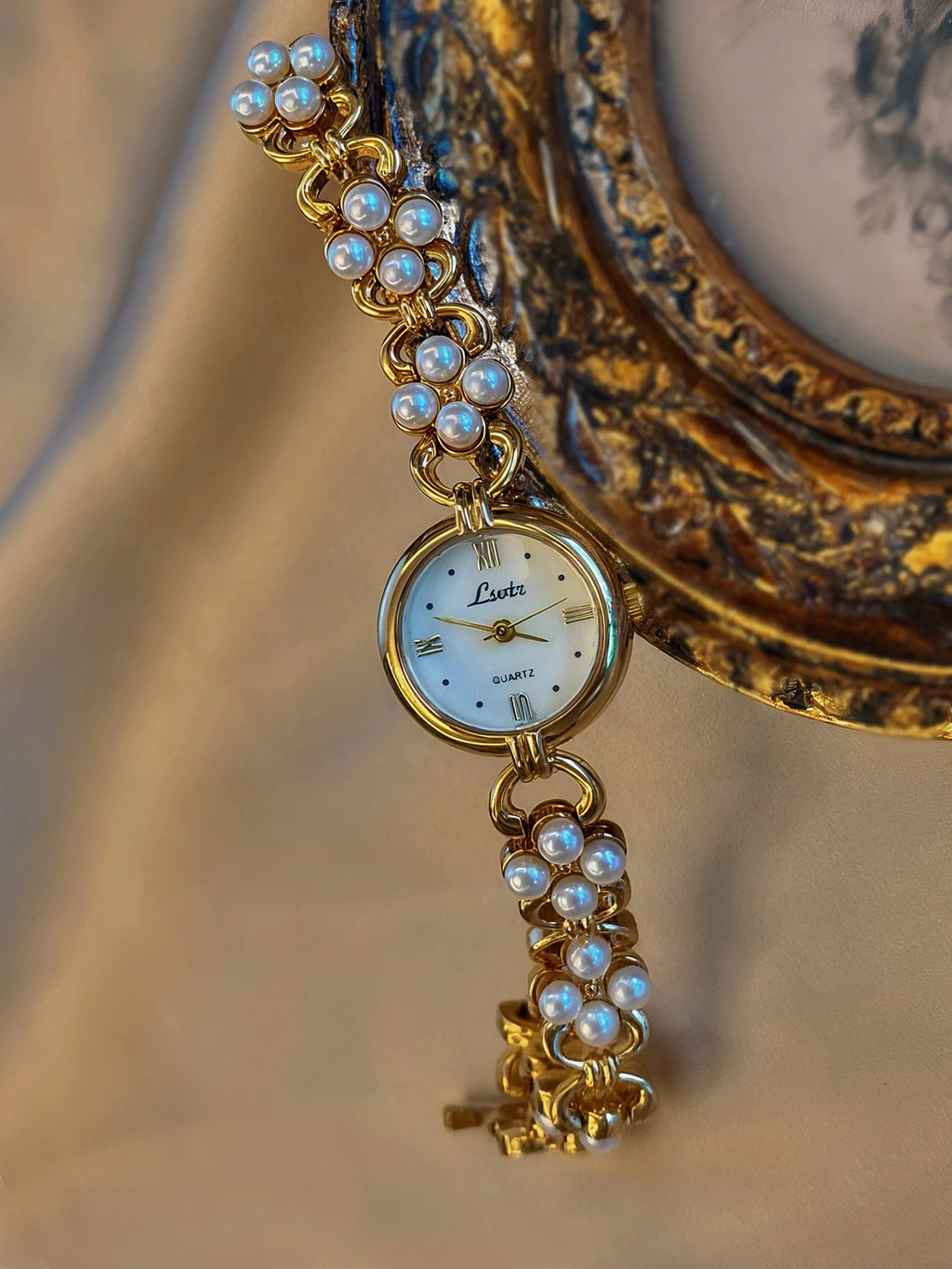 1 Golden French New Classy Pearl Inlaid Accessible Luxury Retro Elegant Elegant Fashion Women's Watch Round Pearl Mother Dial 30m Waterproof, Suitable for Daily Wear and Party Decoration Wrist or Birthday Gifts
