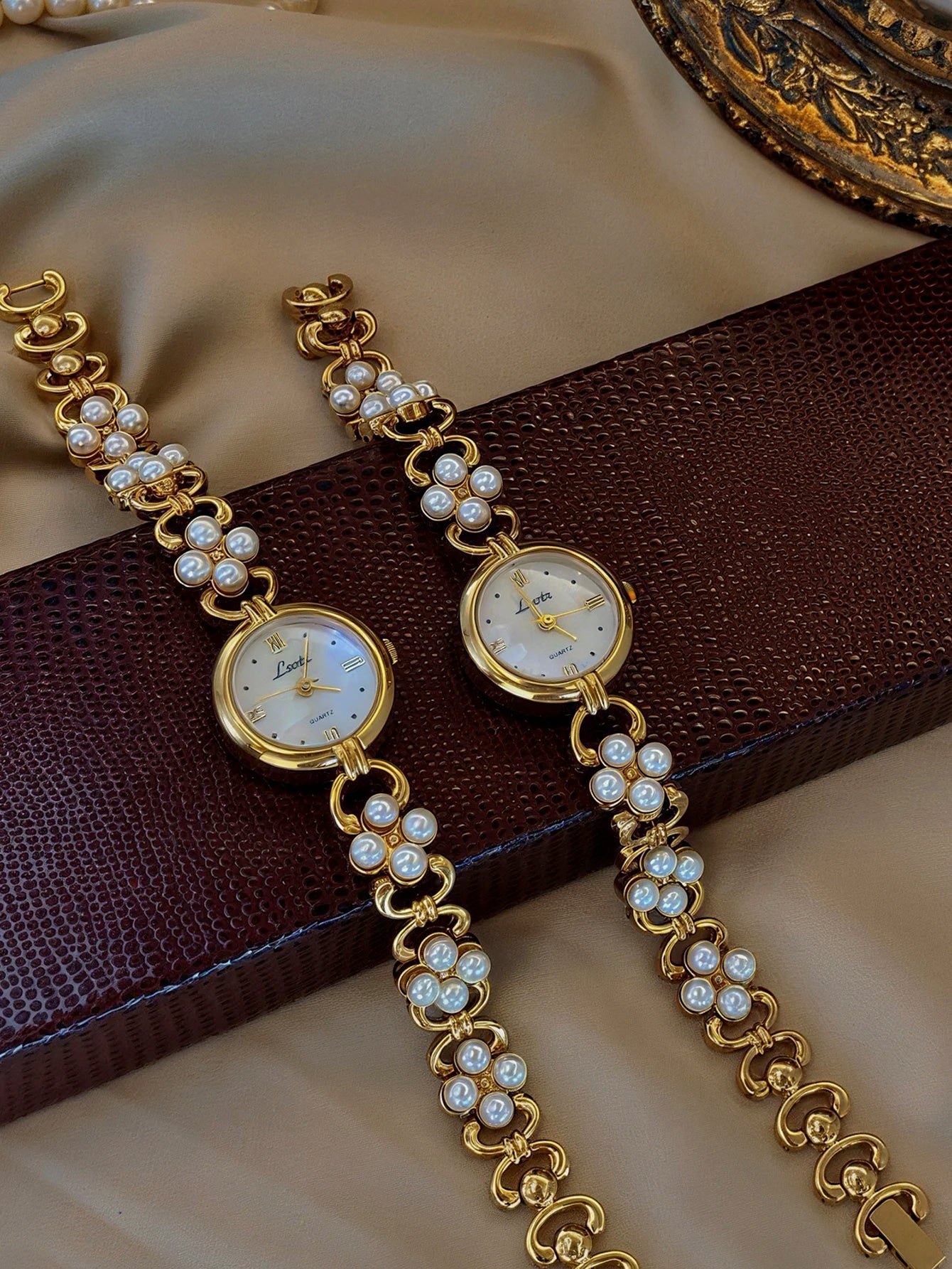 1 Golden French New Classy Pearl Inlaid Accessible Luxury Retro Elegant Elegant Fashion Women's Watch Round Pearl Mother Dial 30m Waterproof, Suitable for Daily Wear and Party Decoration Wrist or Birthday Gifts