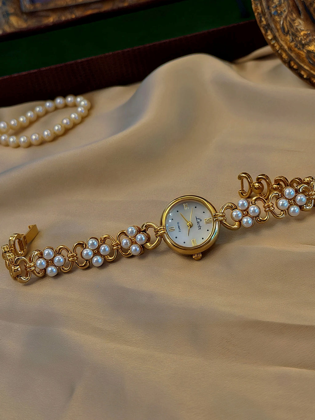 1 Golden French New Classy Pearl Inlaid Accessible Luxury Retro Elegant Elegant Fashion Women's Watch Round Pearl Mother Dial 30m Waterproof, Suitable for Daily Wear and Party Decoration Wrist or Birthday Gifts
