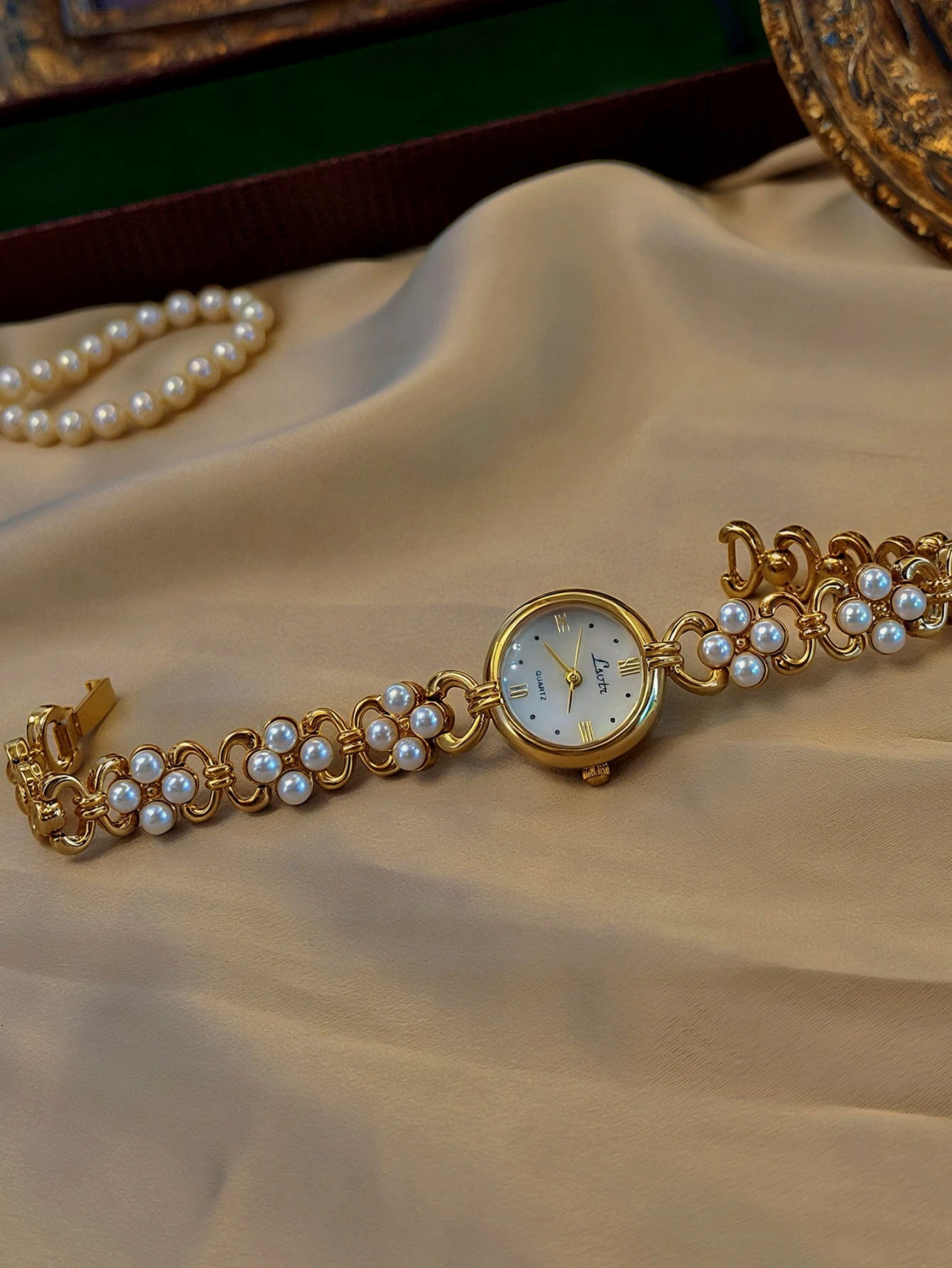 1 Golden French New Classy Pearl Inlaid Accessible Luxury Retro Elegant Elegant Fashion Women's Watch Round Pearl Mother Dial 30m Waterproof, Suitable for Daily Wear and Party Decoration Wrist or Birthday Gifts