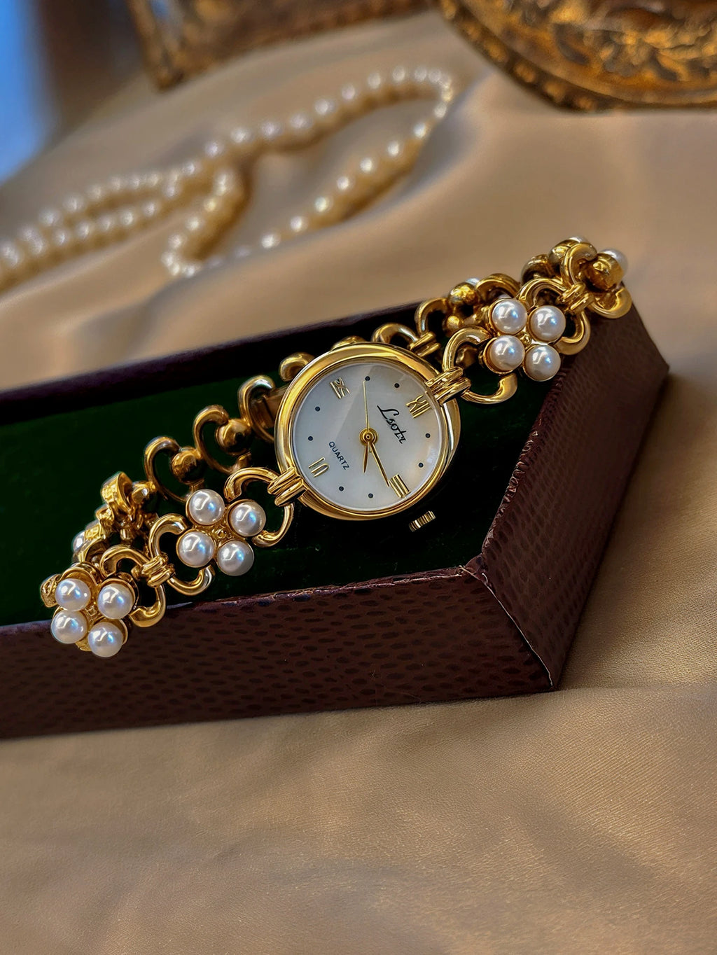 1 Golden French New Classy Pearl Inlaid Accessible Luxury Retro Elegant Elegant Fashion Women's Watch Round Pearl Mother Dial 30m Waterproof, Suitable for Daily Wear and Party Decoration Wrist or Birthday Gifts
